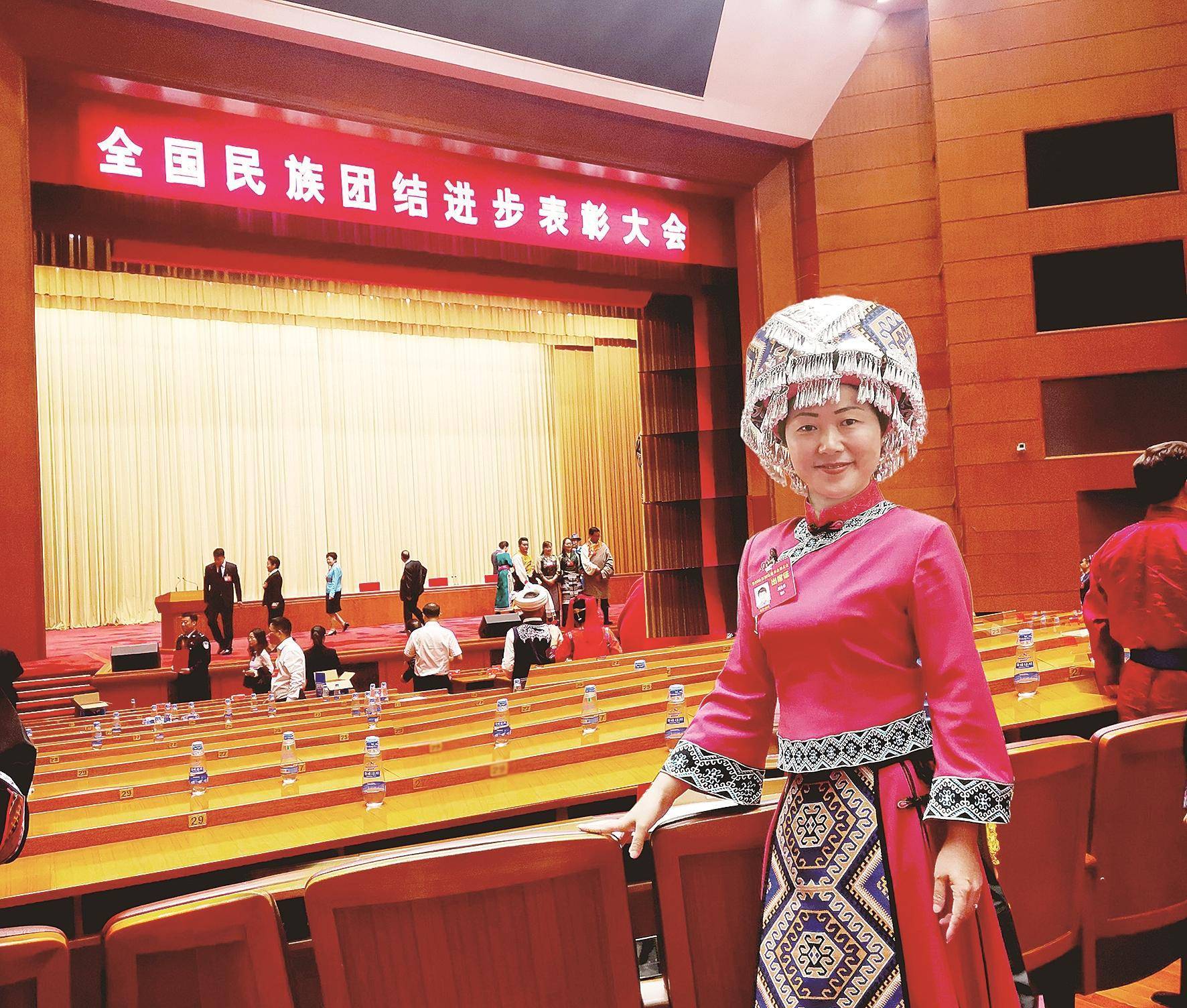 小苹果舞蹈动漫版视频巧虎:32年执着坚守，培养3000名民间艺人和6000名民族文化“小传人”，她是呵护非遗文化的“女愚公”