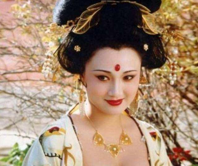 苹果台湾版好不
:再也不说徐璐版“杨贵妃”丑，侧颜线条好优越，同框不输热依扎