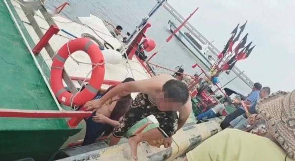乐翻捕鱼苹果版:渔船倾覆翻扣！4名渔民被困海上11小时后获救