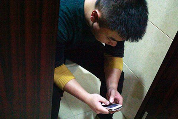 玩手机脱肛新闻玩手机猝死的真实案例